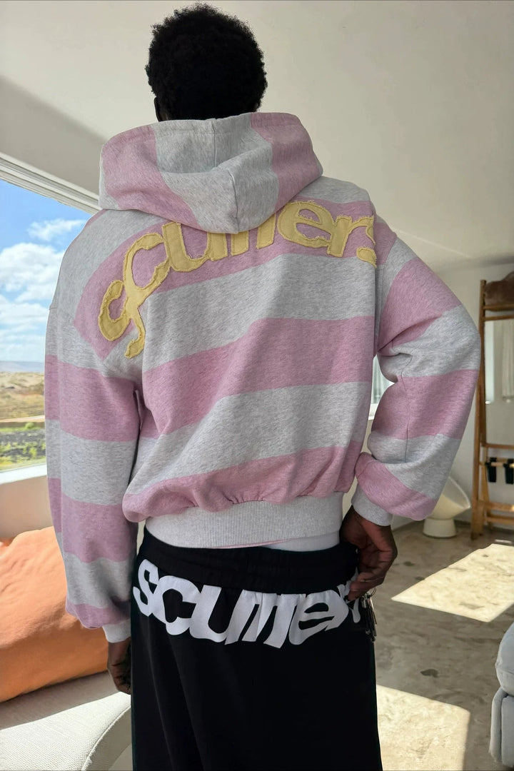 Nahaufnahme von Kapuze und Stoff des Damen Hoodies mit Streifen