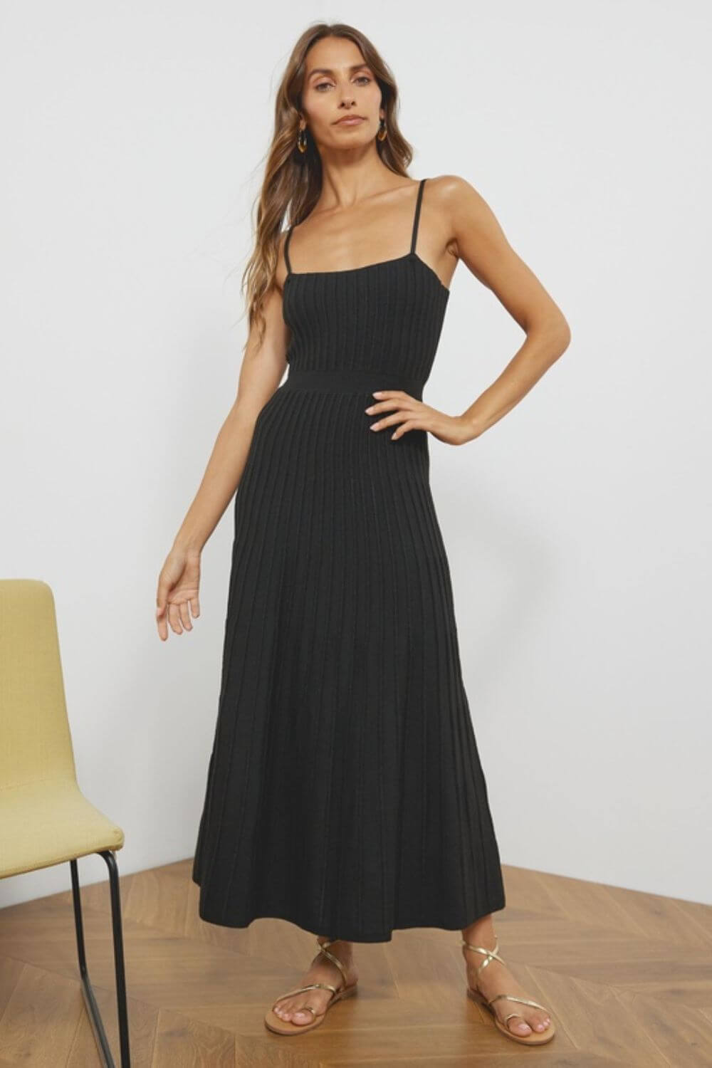 Plissiertes Midikleid mit Spitzenträgern aus Strick