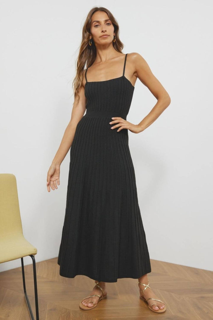 Plissiertes Midikleid mit Spitzenträgern aus Strick