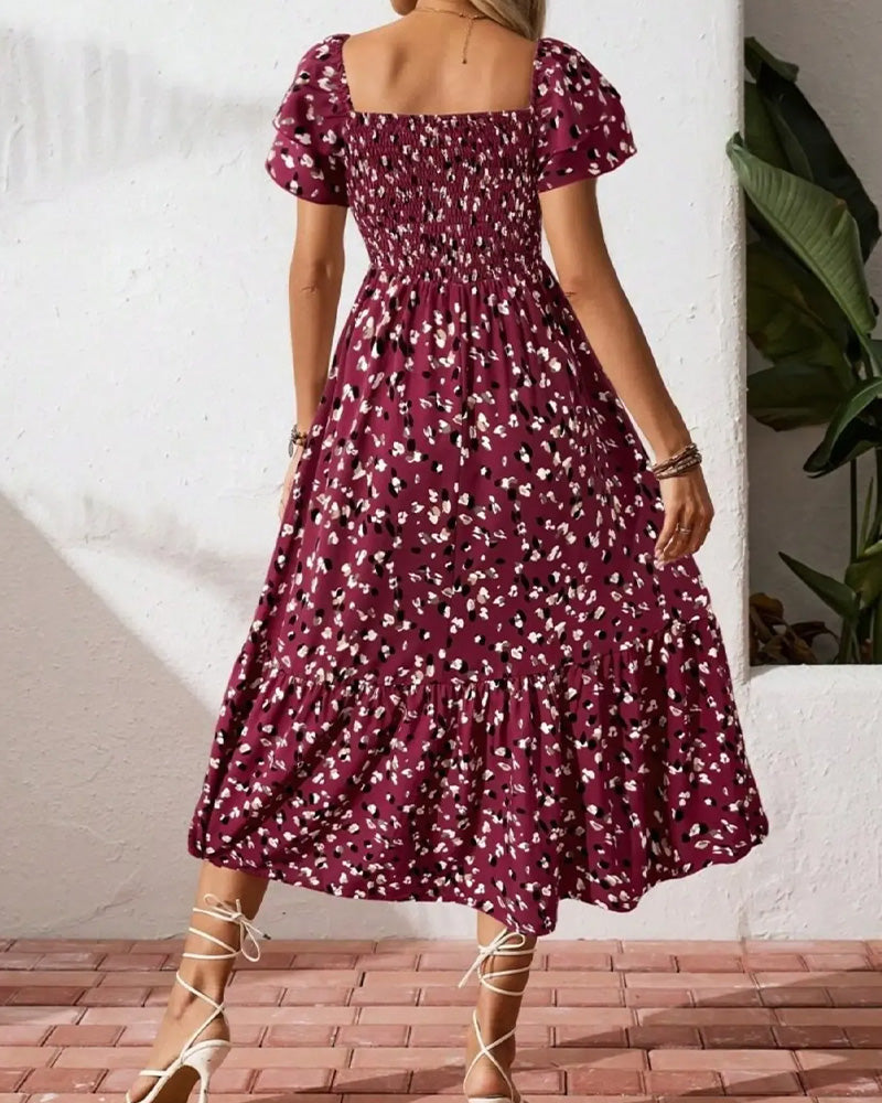 Damen Midikleid mit Print und Volantärmeln als kompletter Look getragen