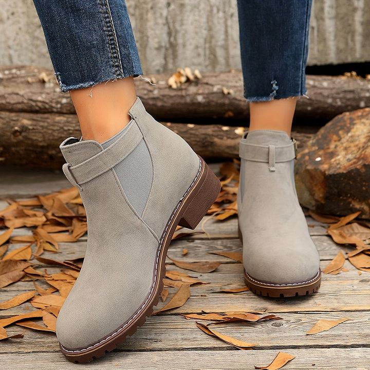 Schicke Stiefeletten mit Blockabsatz, Schnallenriemen und elastischen Seiteneinsätzen
