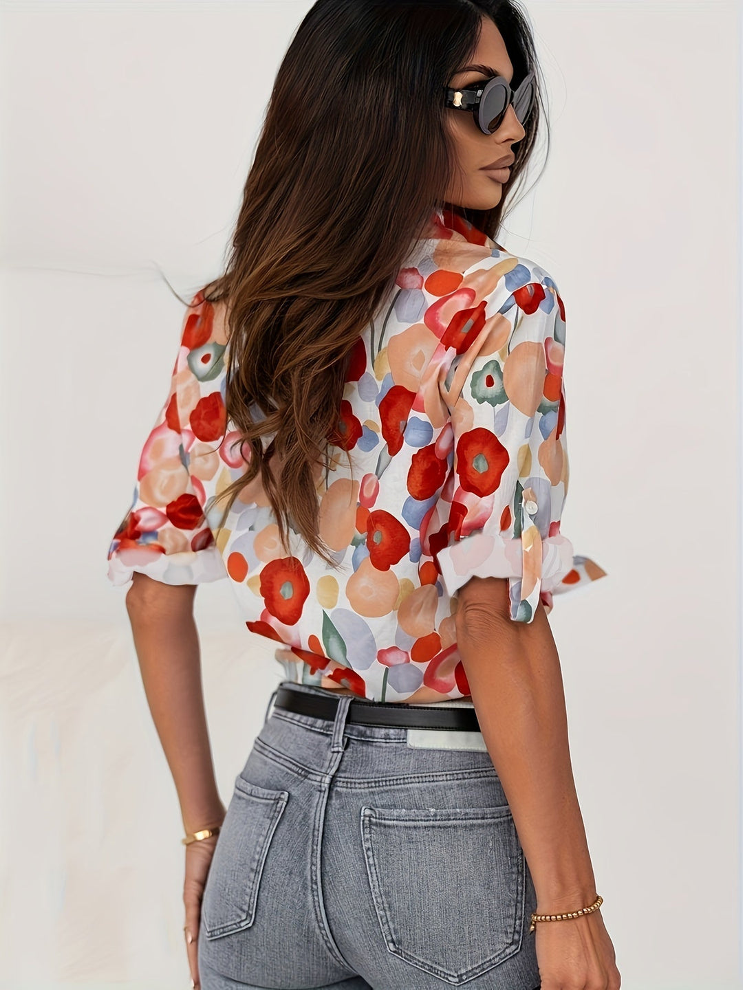 Bunte Damenbluse mit Blumenmuster