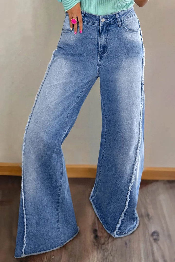Jeans mit rohem Saum, weitem Bein und Taschen