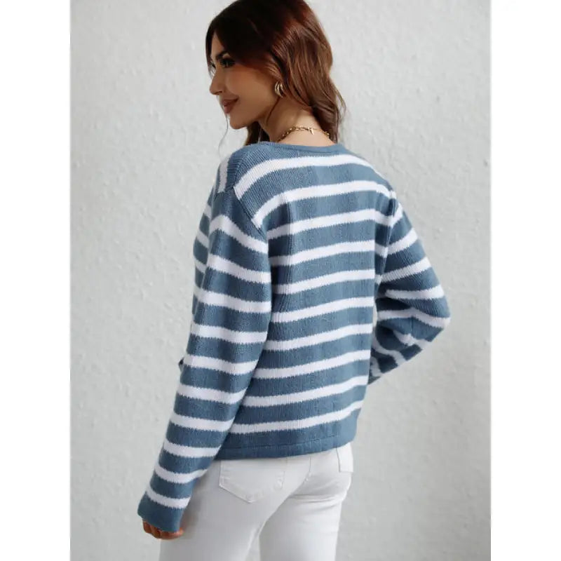 Gemütlicher grob gestrickter Pullover mit Knopfleiste und seitlichen Taschen