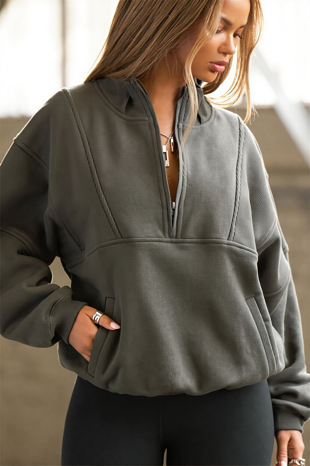 Seitliche Ansicht eines langen Damen-Sweatshirts mit lockerer Passform