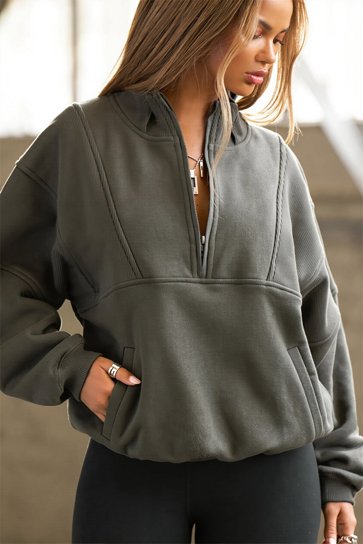 Seitliche Ansicht eines langen Damen-Sweatshirts mit lockerer Passform
