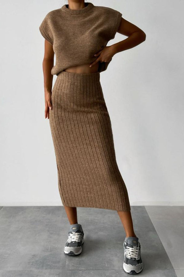 Gestricktes Kurzarm-Pullover- und Ripp-Midirock-Set