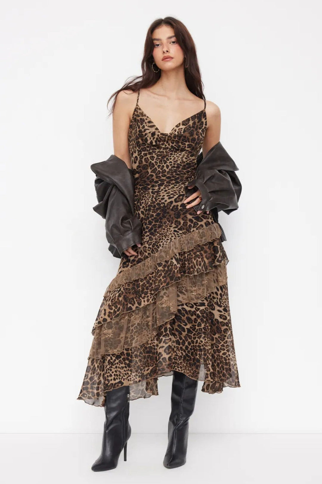 Seitliche Ansicht des eleganten Damen-Midikleids