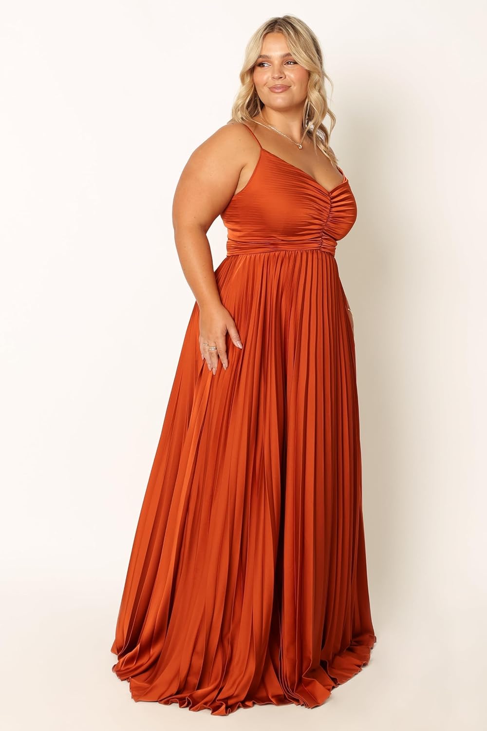 Elegantes plissiertes Midikleid für Hochzeiten und besondere Anlässe