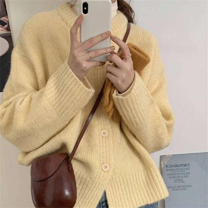 Gemütlicher lässiger Strickcardigan-Pullover