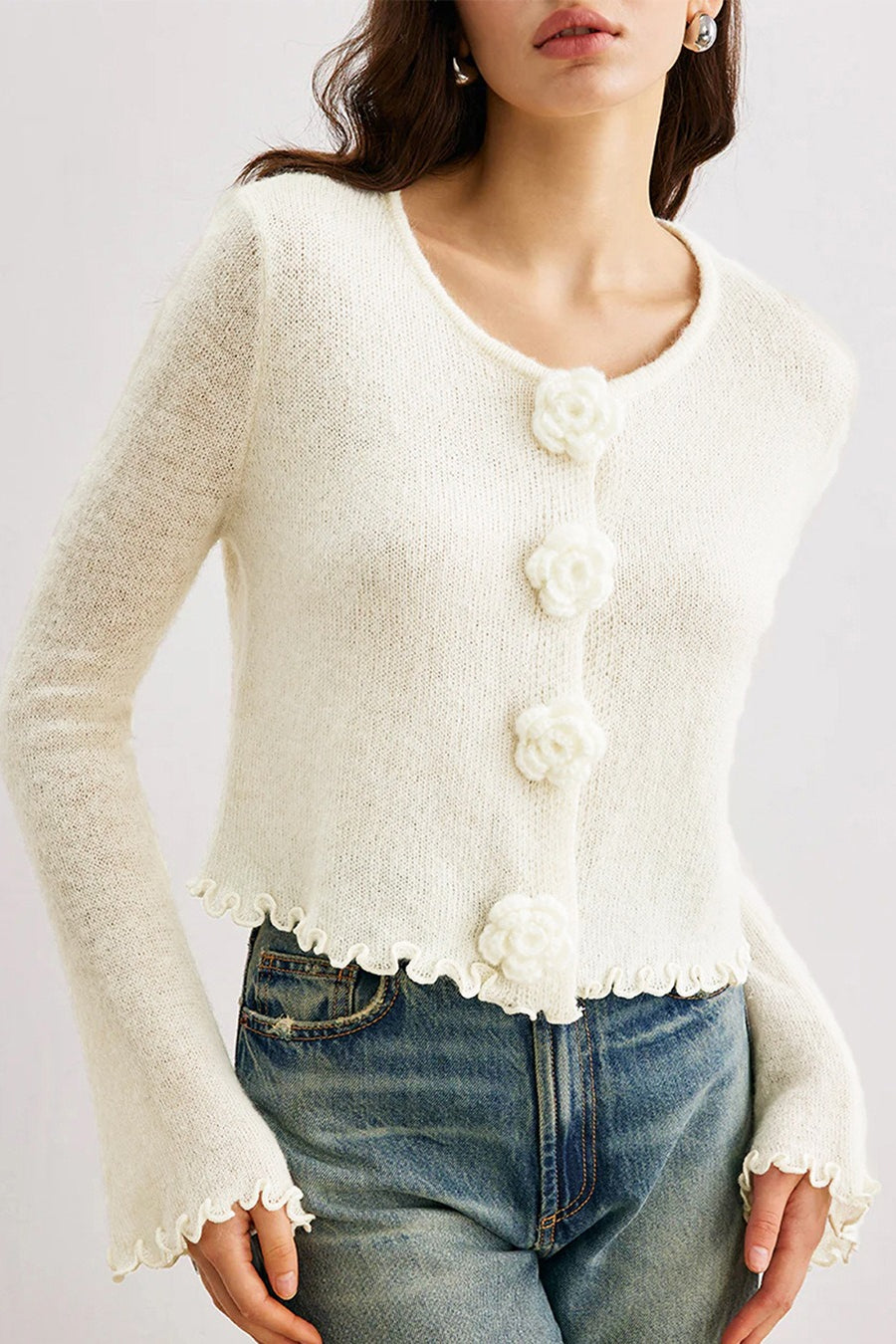 Schlanker, geblümter Strickcardigan mit Rüschen