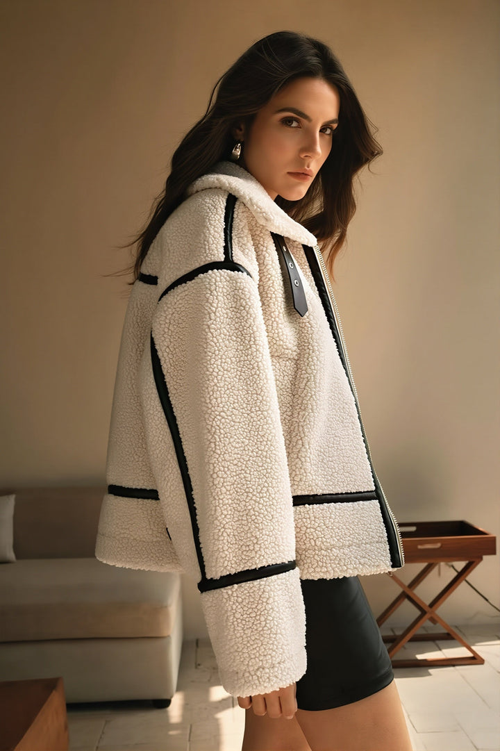 Nahaufnahme des Sherpa-Fleece-Mantels mit kontrastierender Paspel
