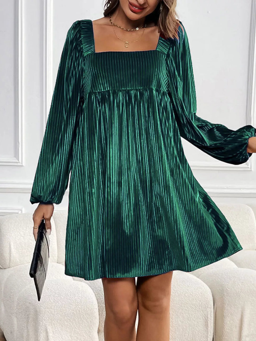 Detailansicht des quadratischen Ausschnitts am Samtkleid