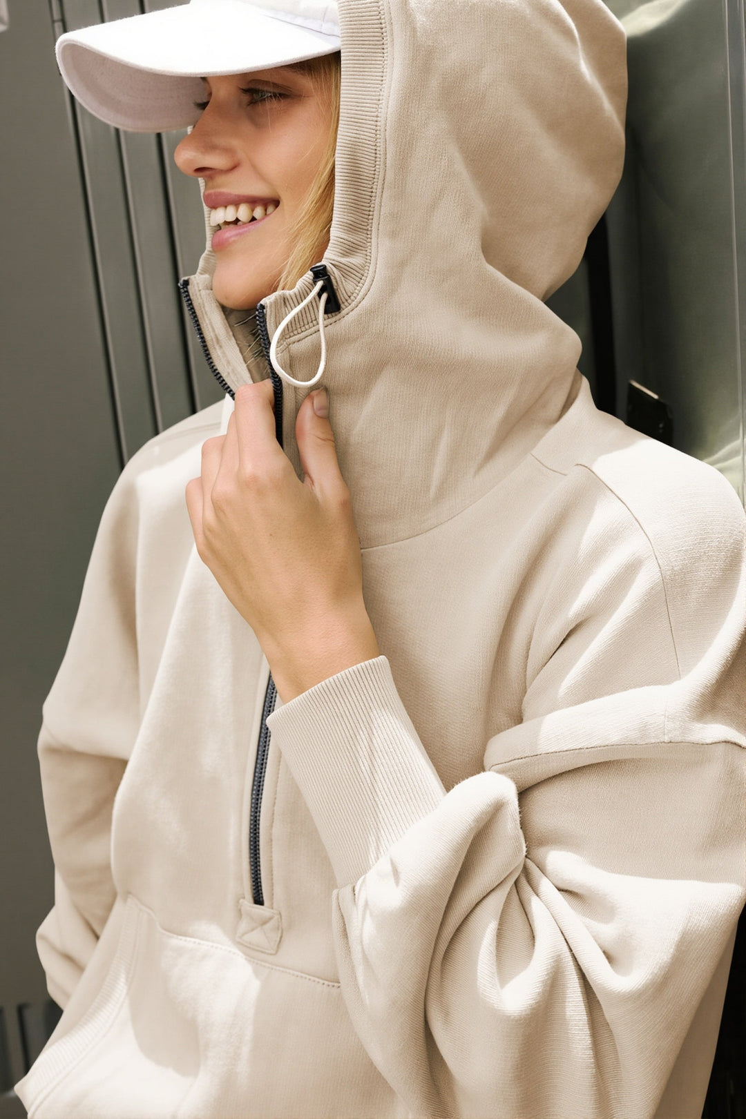 Detailaufnahme des Stehkragens am Damen-Sweatshirt