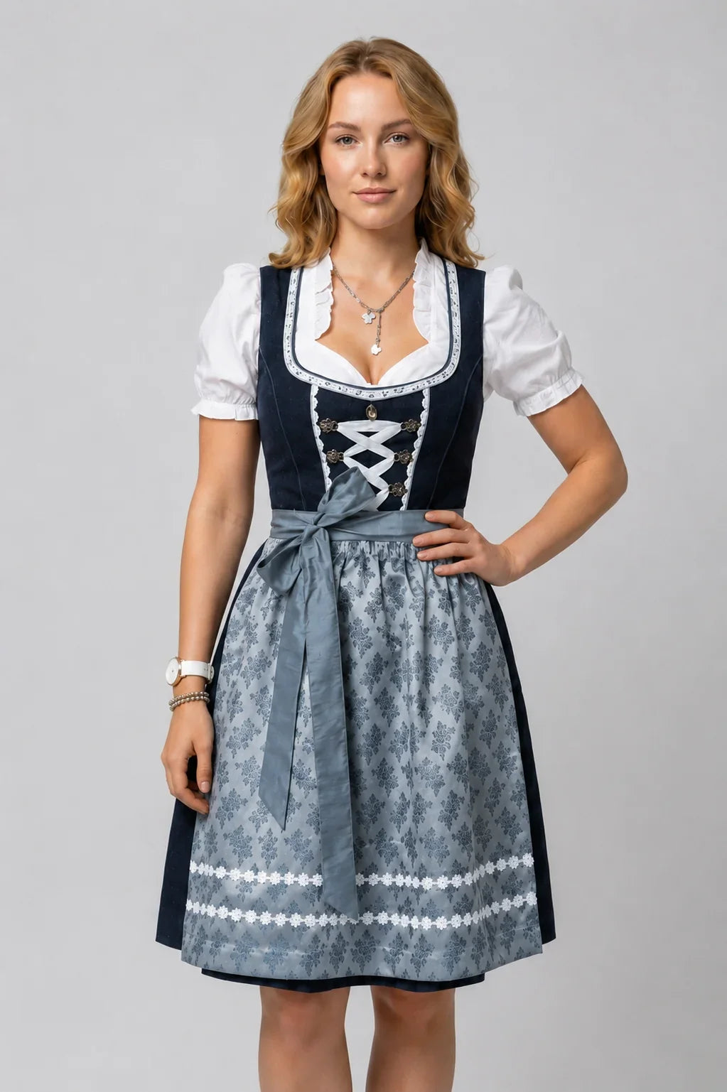 Damen-Dirndlkleid mit passender Schürze und Bluse, Rückansicht