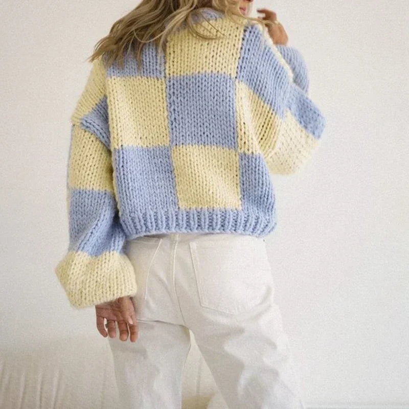 Gemütlicher karierter kurzer Pullover
