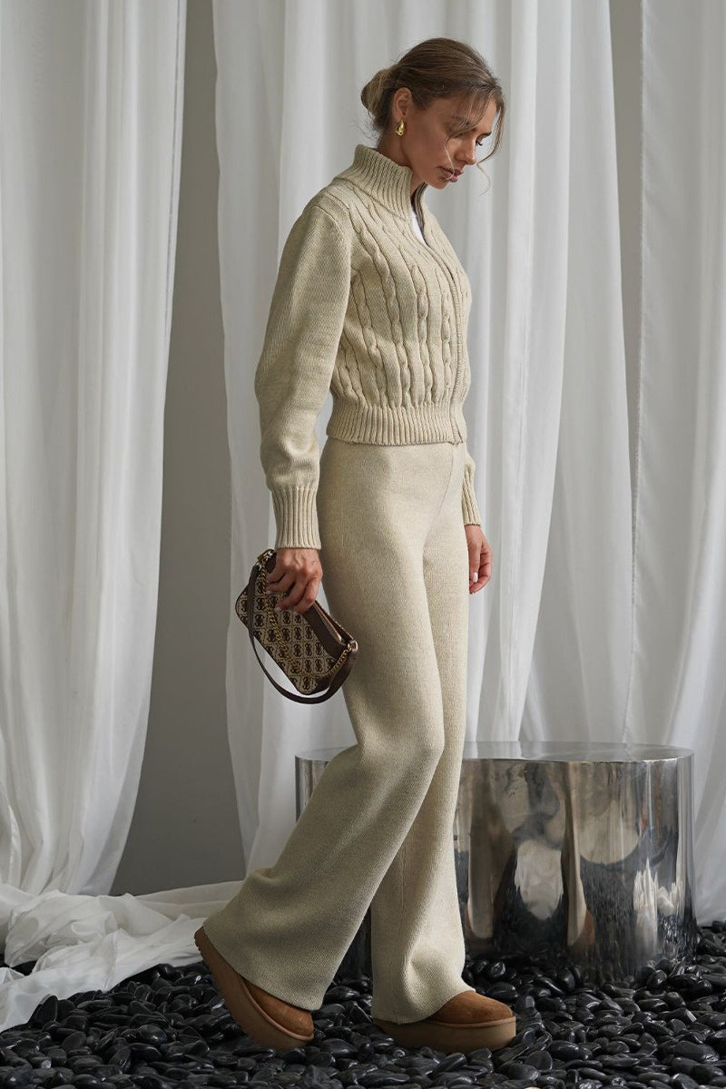 Gerade geschnittene Hose als Teil des Damen-Stricksets