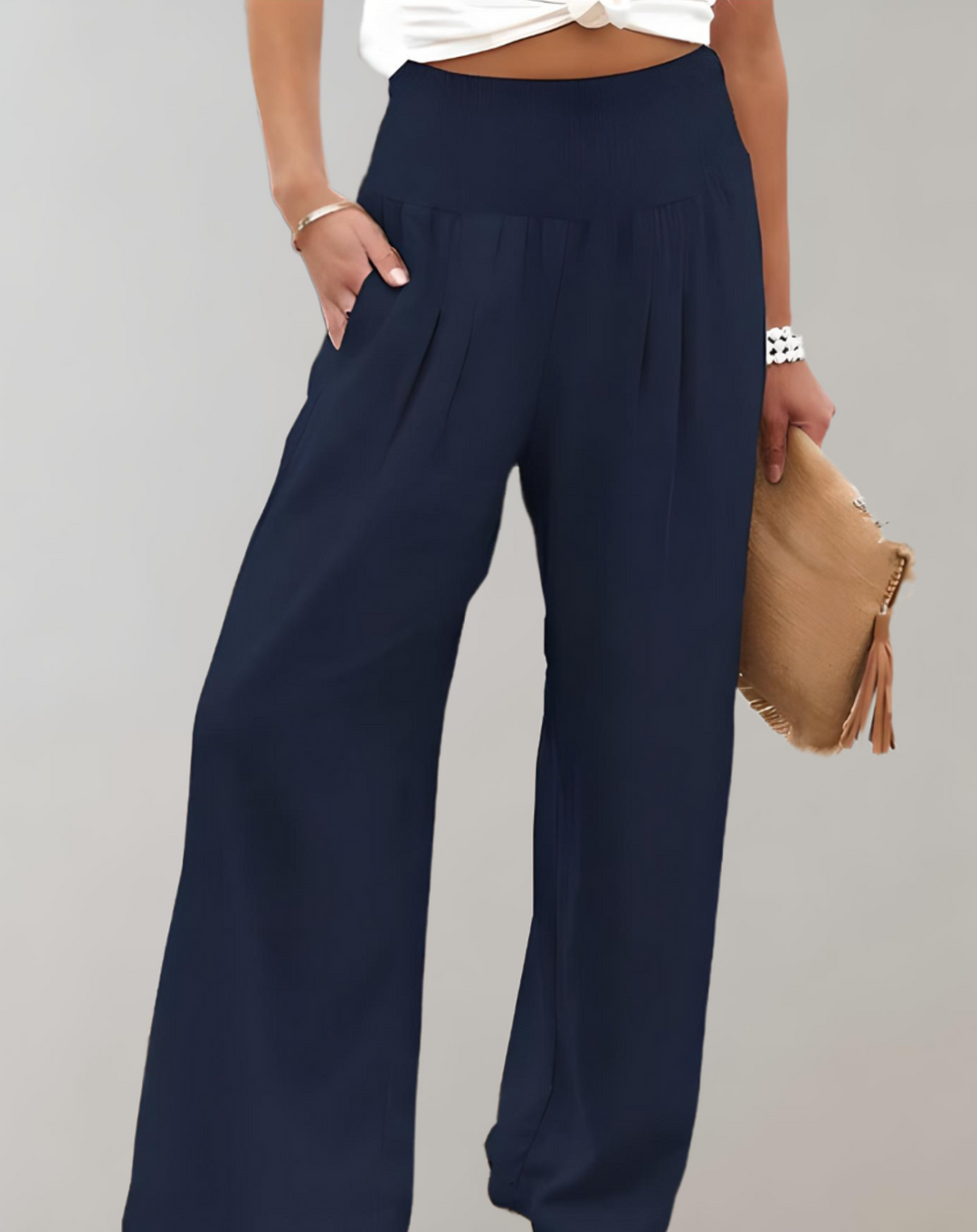 Weite Hose mit hohem Bund und ausgestellten Beinen