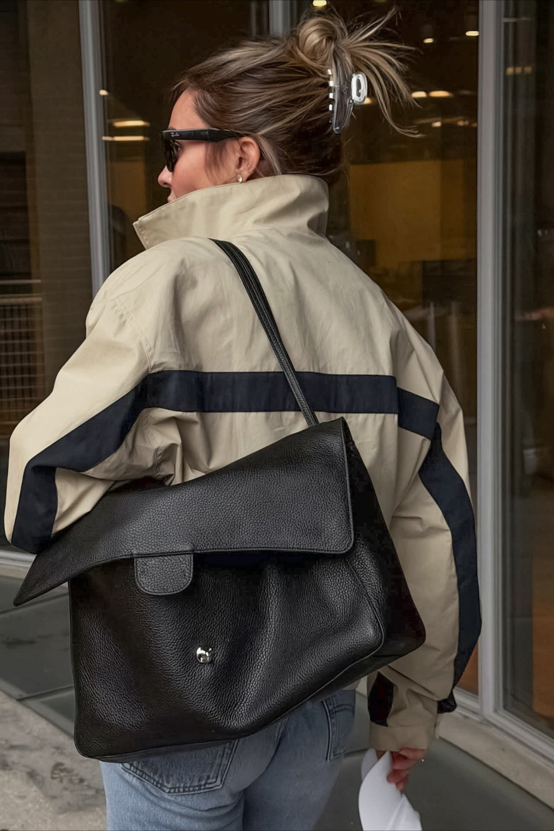 Detailansicht des Stehkragens an der Damen-Kurzjacke