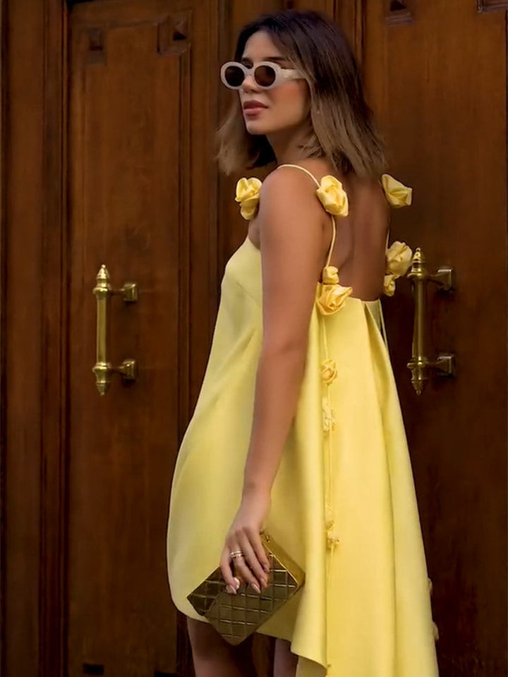 Rückenfreies Minikleid mit 3D-Rosen-Applikationen in Gelb