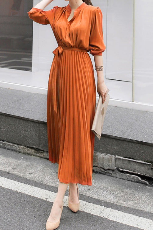 Plissiertes Chiffonkleid mit Puffärmeln