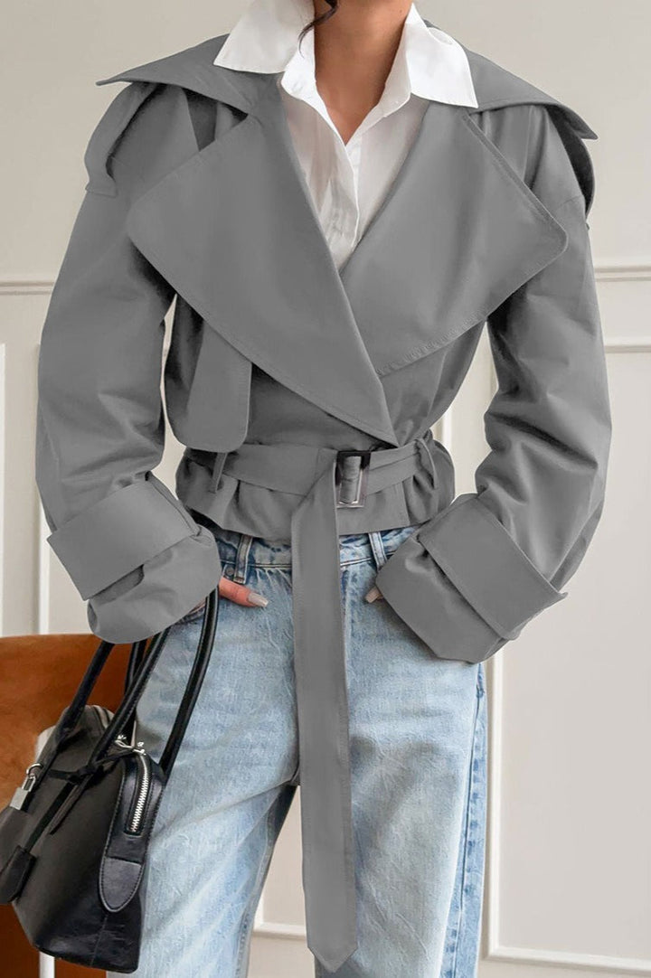 Detailansicht von Reverskragen und Gürtel der Damen Kurzjacke