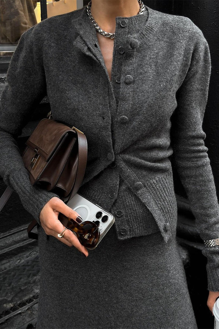 Damen-Cardigan aus Strick mit Knopfleiste und passendem Camisole