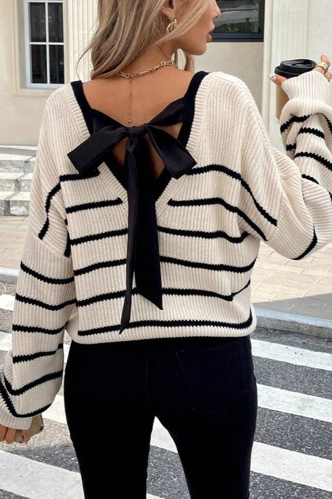 Damen Strickpullover mit Streifen als lässiger Look in Nahaufnahme