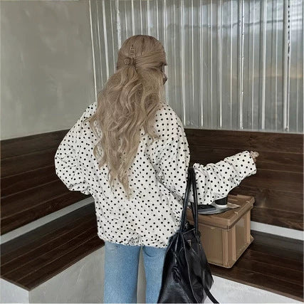 Frontansicht einer eleganten Damenjacke mit Punkteprint