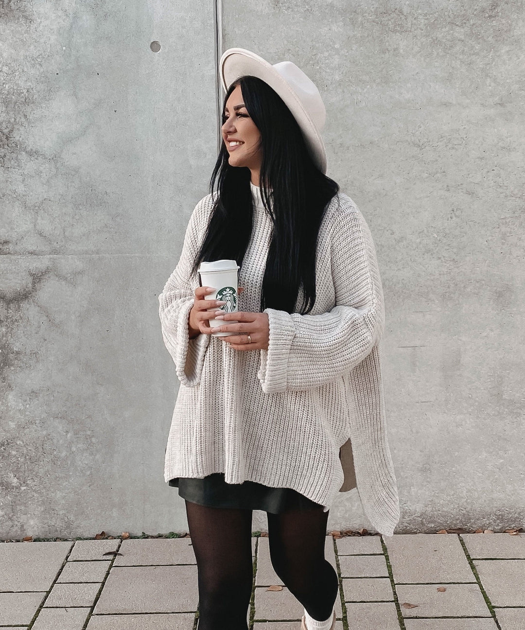 Gemütlicher übergroßer Strickpullover in sanftem Beige