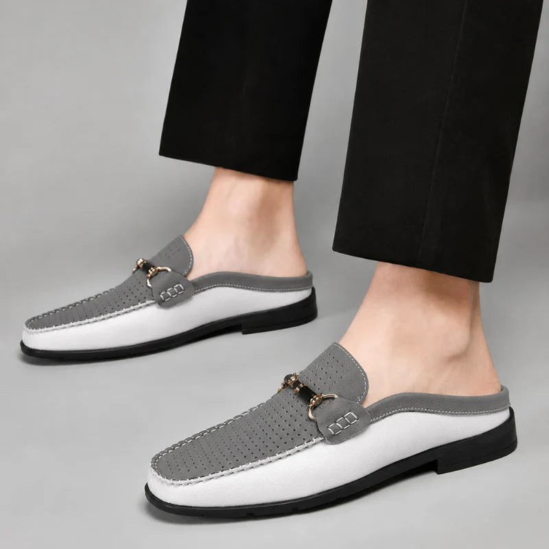 Rutschfester Damen Slipper in Rückansicht mit flacher Sohle