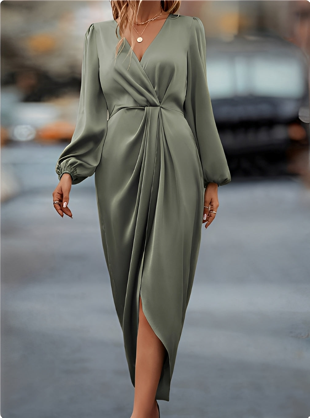 Langes Damenkleid mit elegantem Wickelschnitt und Bindegürtel
