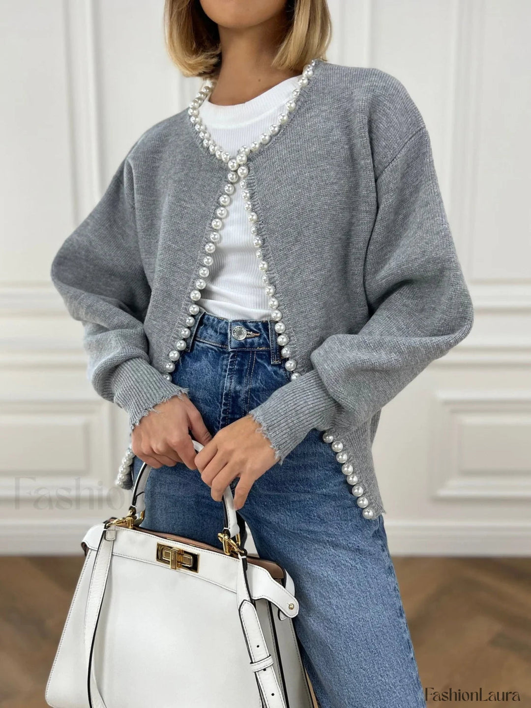 Strickcardigan mit Perlenbesatz und ausgefranstem Saum