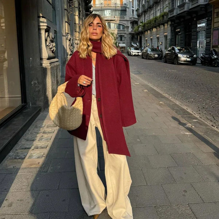 Bordeauxroter Damen-Kurzmantel mit Schaldetail und modernem, elegantem Schnitt