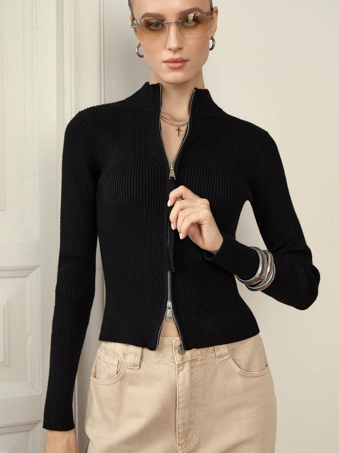 Gemütlicher gerippter Strickpullover mit hohem Reißverschlussdetail