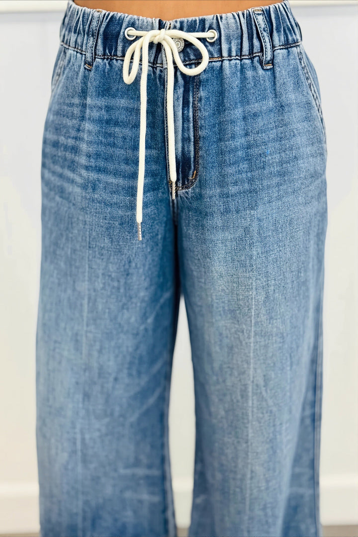 Straight Leg Damenjeans mit hohem Bund und Waschung in Rückansicht