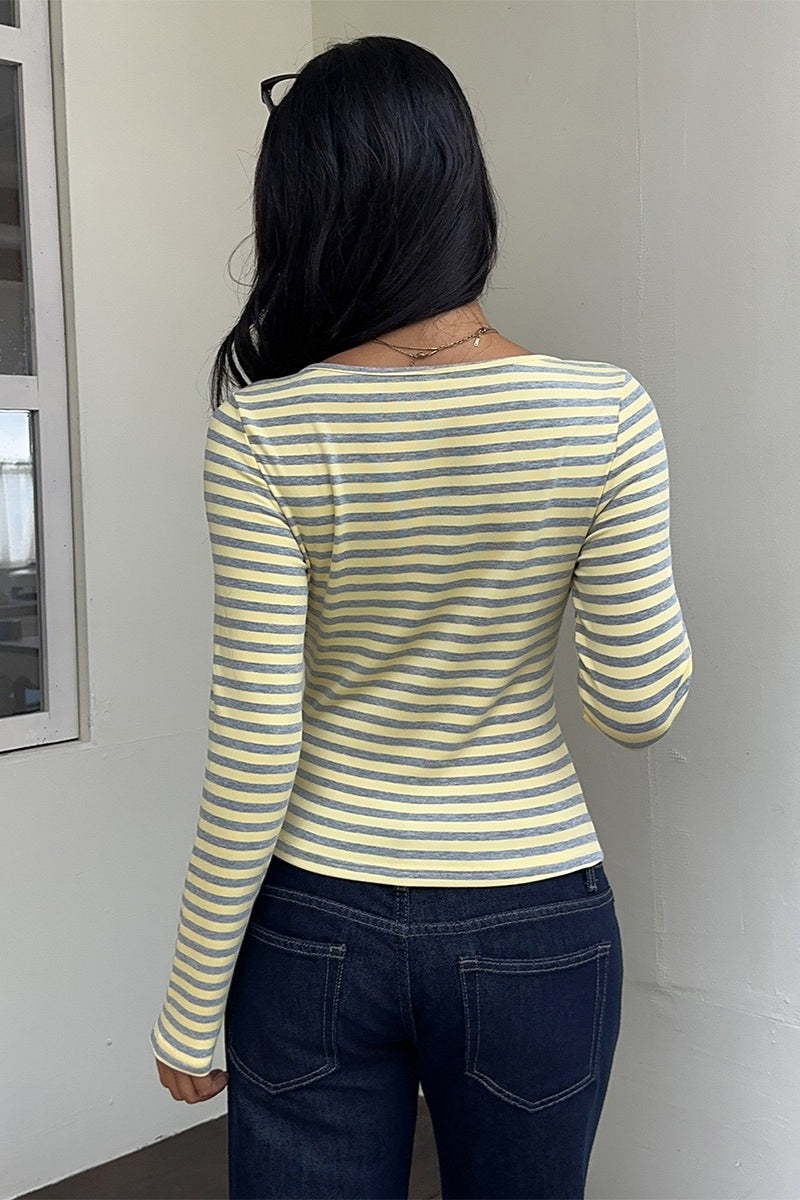 Vorderansicht eines gestreiften Damen-Langarmshirts mit Knopfleiste