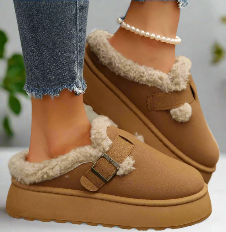 Bequeme Damen-Hausschuhe mit Fellfutter und verstellbarer Plateausohle