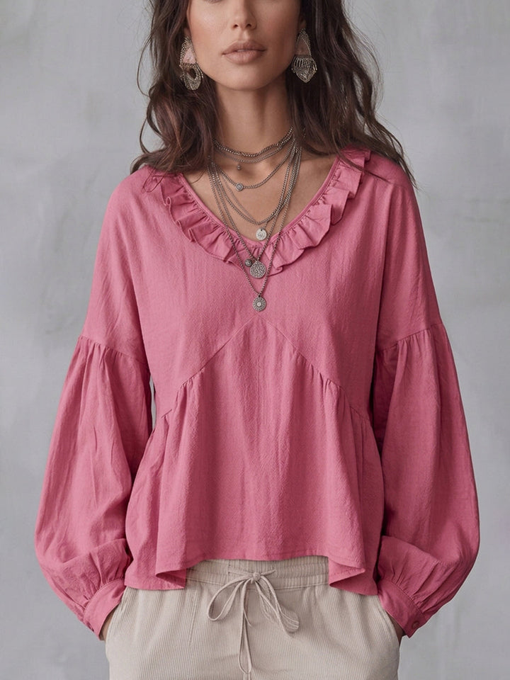 Elegante Damenbluse mit Plissee und langen Ärmeln aus schräger Ansicht