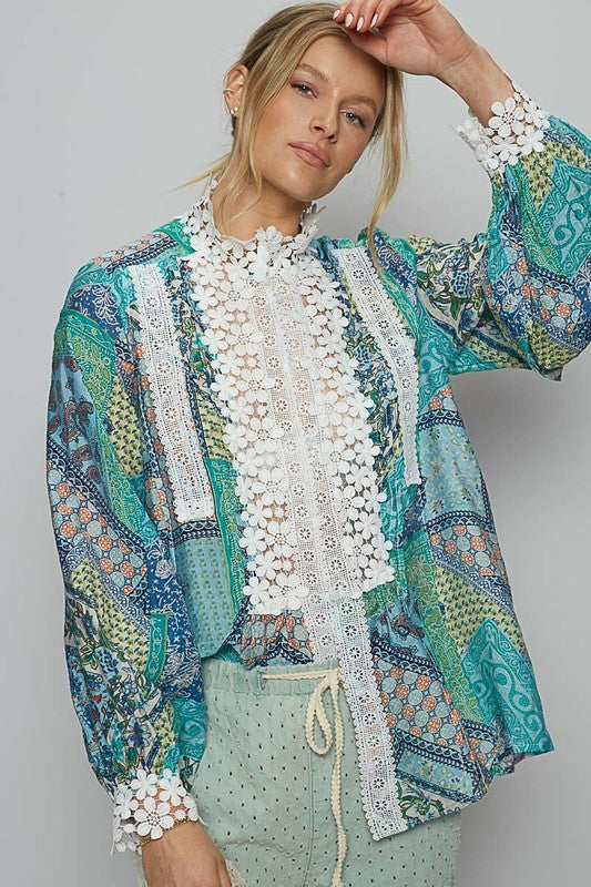 Damenbluse mit Knopfleiste und Spitzen-Details, bedruckt