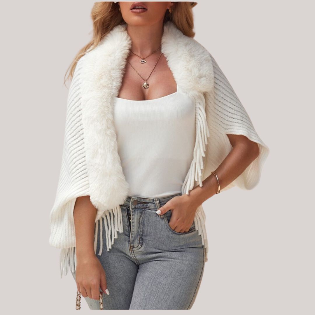 Damen-Poncho-Strickjacke mit markantem Schalkragen in der Vorderansicht