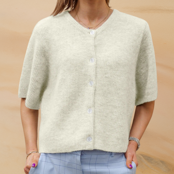 Damen-Cardigan mit kurzen Ärmeln und durchgehender Knopfleiste in Frontansicht
