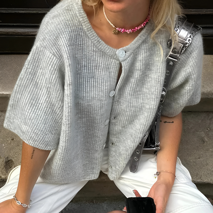 Leichter Damen-Cardigan mit kurzen Ärmeln und klassischer Knopfleiste