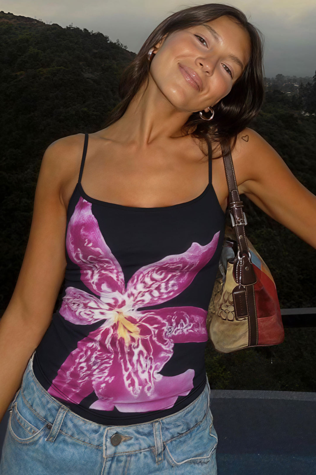 Damen Cami Top mit Blumenprint, Detail der Spaghettiträger