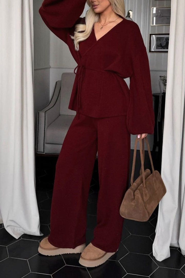 Damen-Outfit aus Strickpullover und Hose mit weitem Bein