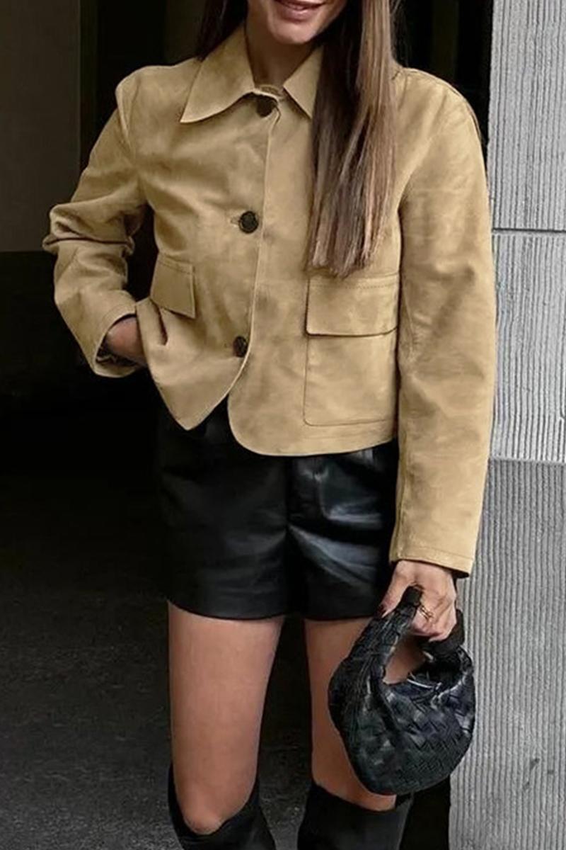 Lässige Jacke mit durchgeknöpftem Hemdkragen