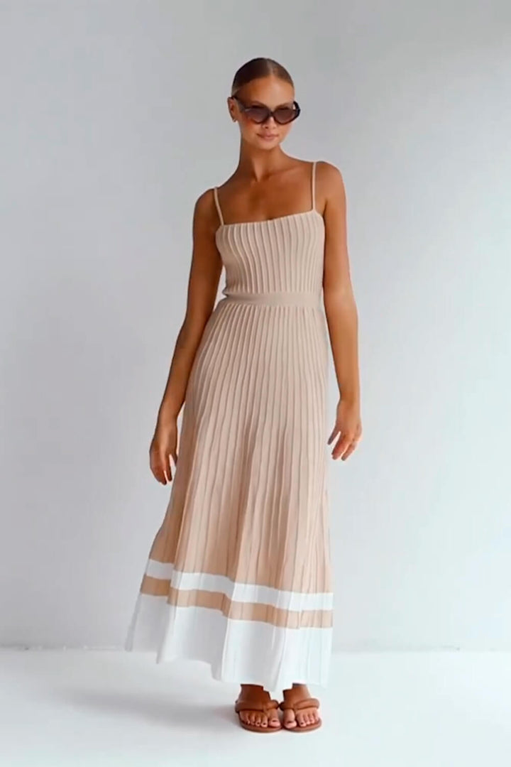 Plissiertes Midikleid mit Spitzenträgern aus Strick