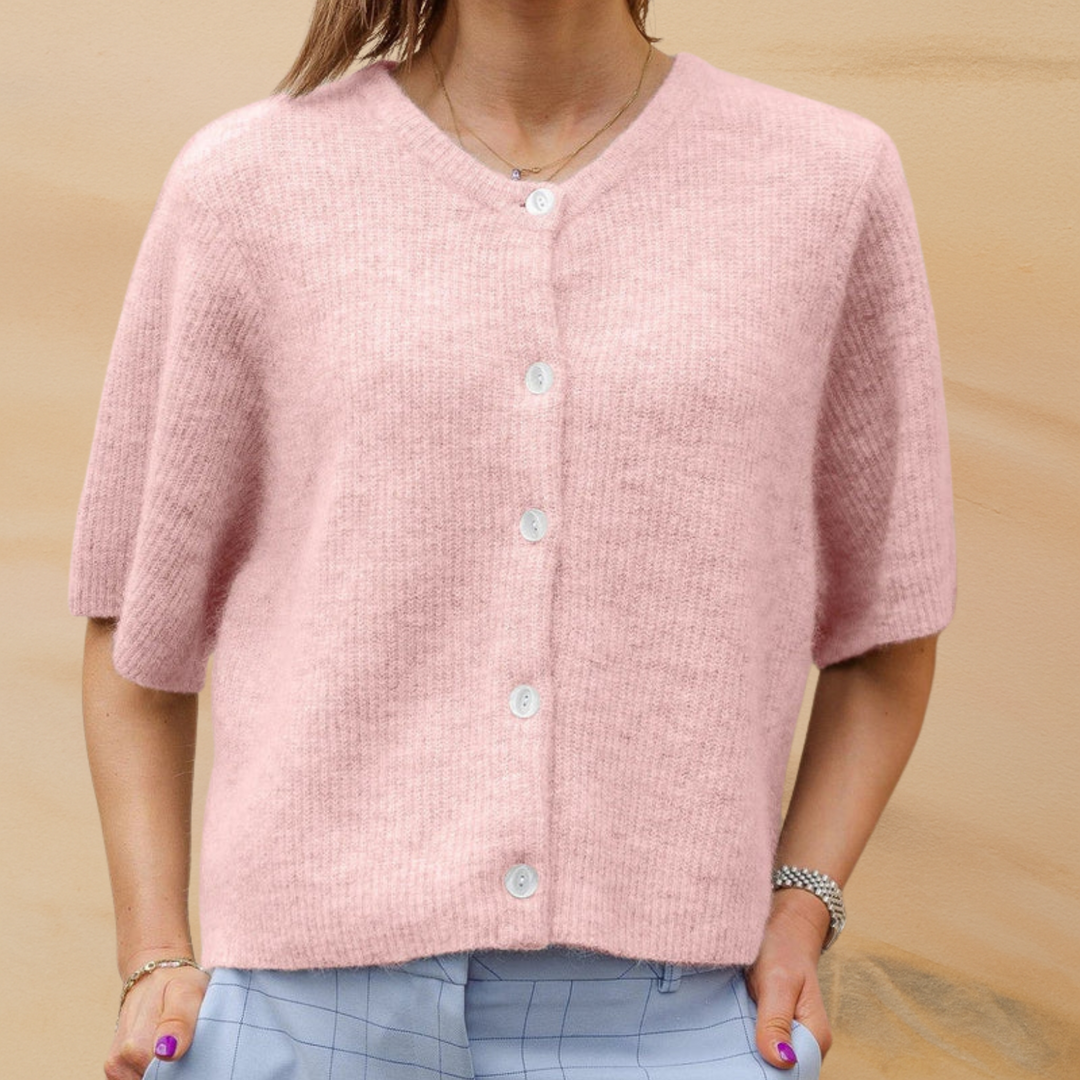 Detailansicht der Knopfleiste am Damen-Cardigan mit kurzen Ärmeln