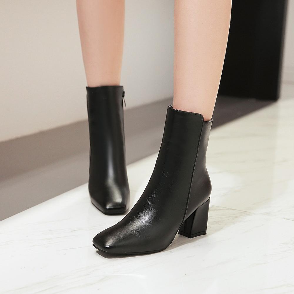 Damen-Stiefeletten mit hohem Absatz in einer seitlichen Ansicht