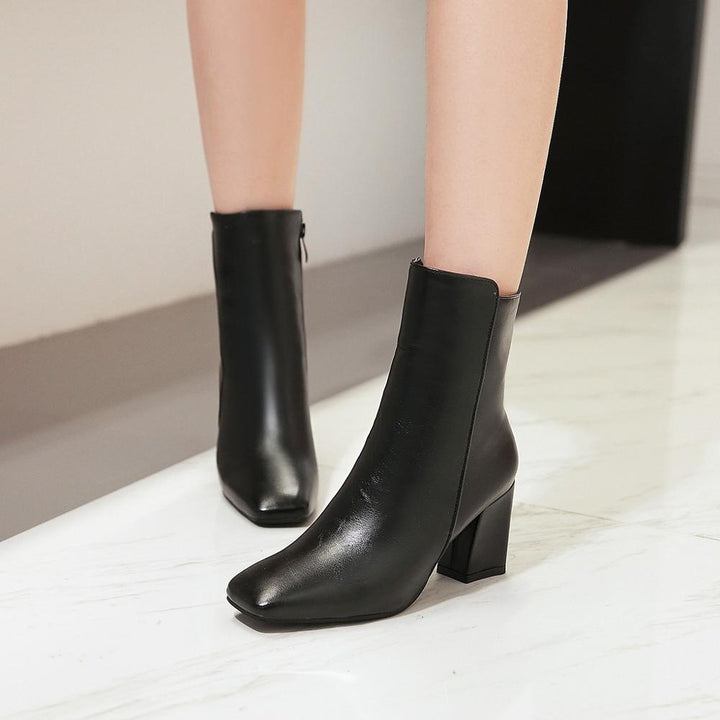Damen-Stiefeletten mit hohem Absatz in einer seitlichen Ansicht